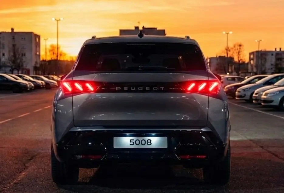 Nouveau Peugeot 5008 - vue d'arriere - signature lumineuse