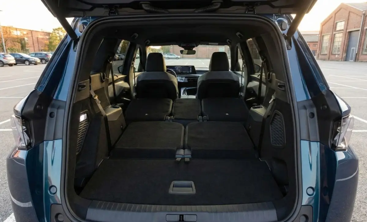 Nouveau Peugeot 5008 - taille de 1 815 L configuration 2 places (rangs 2 & 3 rabattus)