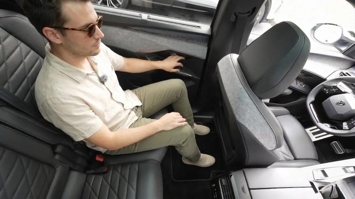 Personne de 1,74m :  2eme rangé&nbsp;position confortable