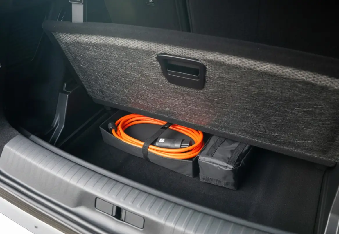 Nouveau Peugeot 5008 - frunk pour ranger le câble de recharge sous les sièges du rang 3